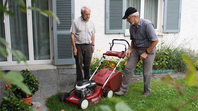 Senioren sollen einander vermehrt helfen und so Kontakte pflegen.