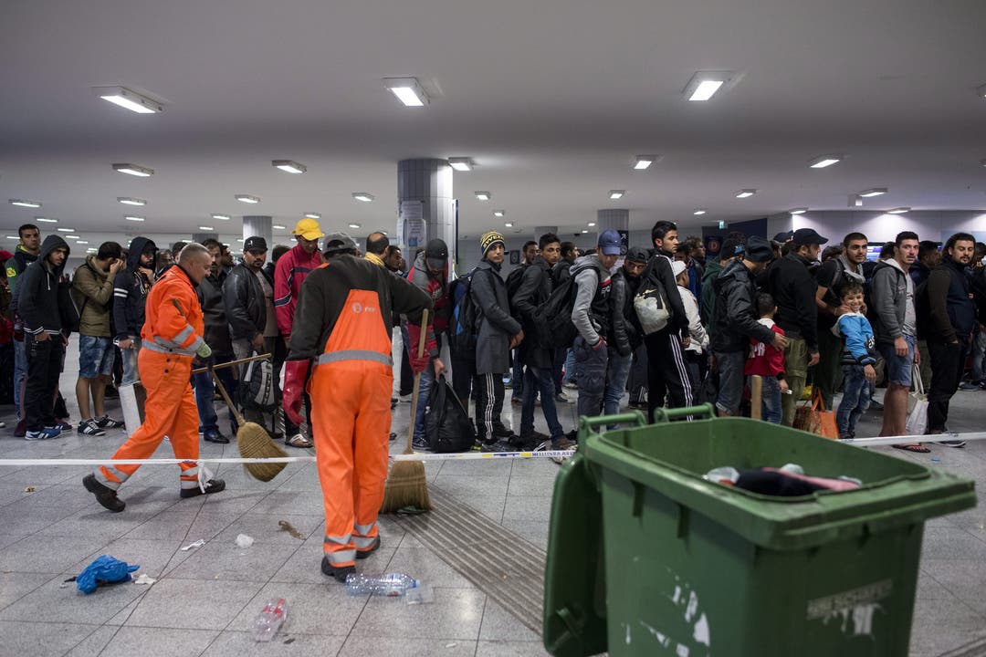 Flüchtlinge warten auf einen Zug am Keleti-Bahnhof in Budapest.