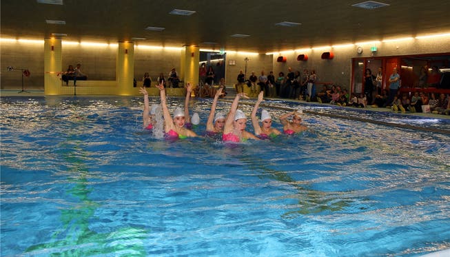 Beim Hallenbadfest zur Einweihung vom letzten Freitag zeigten die Synchronschwimmerinnen des SV Basel ihr Können. Gaby Walther