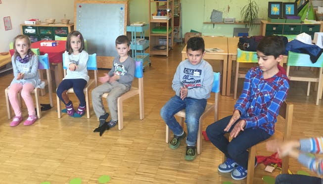 Ein Schüler (rechts im Bild) wirkte am Donnerstagnachmittag in einem Kindergarten in Derendingen als Kindergartenlehrer.