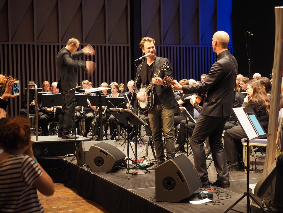 Conférencier Michael Sokoll (rechts) griff beim Konzert selbst in die Saiten, um Gustav zu begleiten