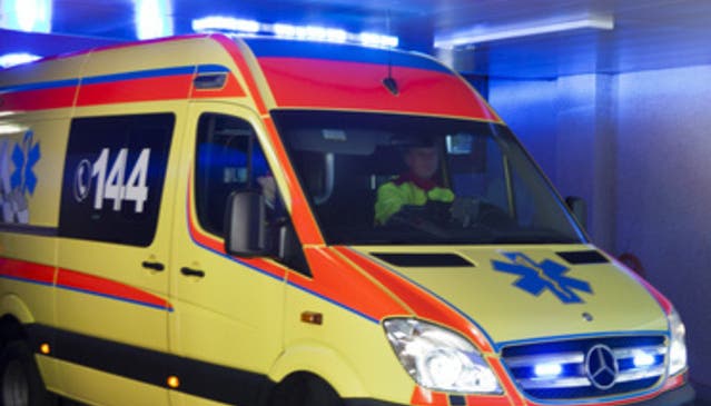 Ein Ambulanz-Fahrzeug bringt den Knaben ins Spital. (Symbolbild)