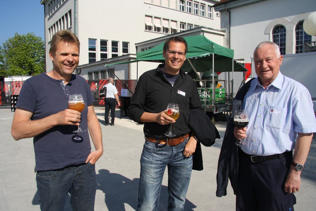 Auch Werkhof-Chef Patrick Schärer geniesst ein Bierchen an der Sonne