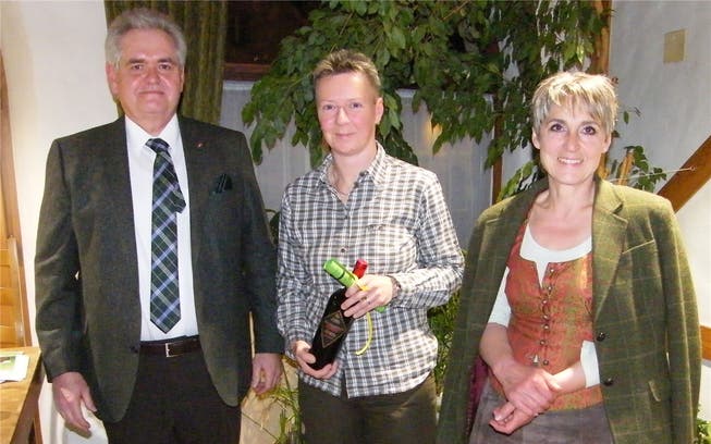 Nicole Strähl (Mitte) und Esther Müller haben die Jagdprüfung erfolgreich bestanden; sie erhielten von VTJ-Präsident Franz Koch das obligate Eintrittsgeschenk.