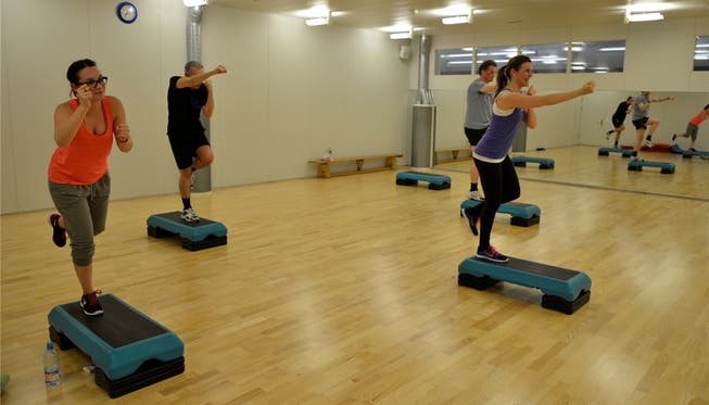Fitnessinstruktorin Karin Bajna (ganz rechts) führt die Truppe beim «M.A.X.»-Training im Fitnesscenter Baden an.