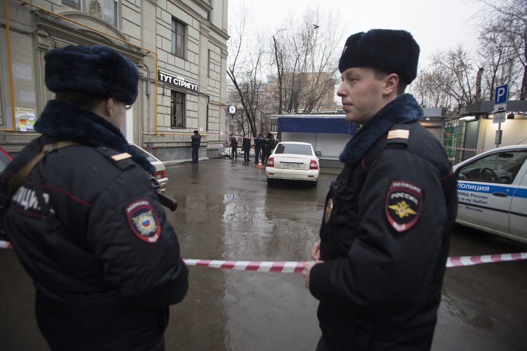 Die russische Polizei sichert einen Platz, wo ein verdächtiges Auto gesichtet wurde im Zusammenhang mit dem Mord an Nemzow.