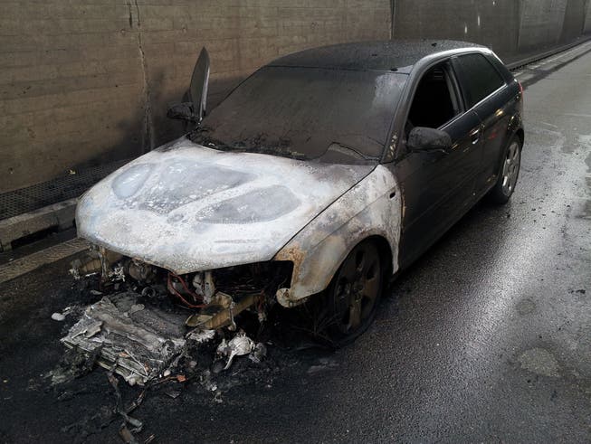 Kurz nach halb sechs am Dienstagabend ist das Auto auf der Autobahn A2 bei der Verzweigung Wiese in Brand geraten.