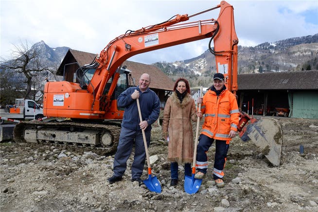 Hans Henzi, Christine Heidrich und Bauunternehmer Reto Candoni freuen sich über den Spatenstich für den Ersatz des abgebrannten Bauernhofes.