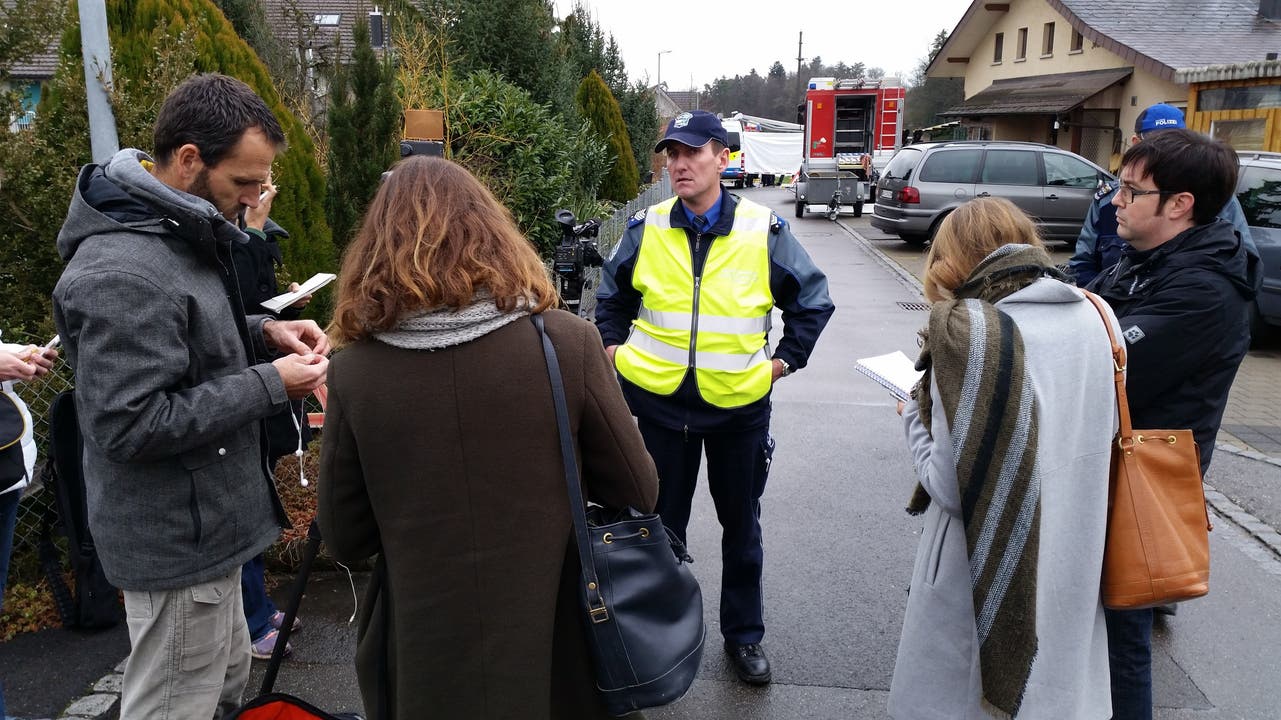 Roland Pfister, Medienchef der Kantonspolizei Aargau, informiert Medienschaffende nach der Tat.