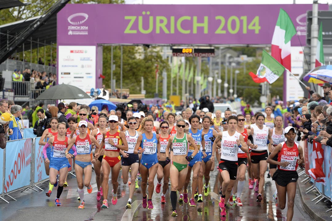Die Frauen starten zum Marathon.