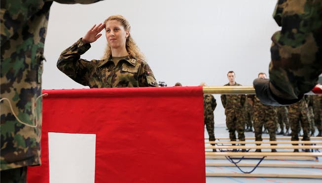 Immer mehr Frauen interessieren sich für die Spitzensport-RS: Mountainbike-Weltcupsiegerin Jolanda Neff salutierte 2013 in der Schweizer Armee.