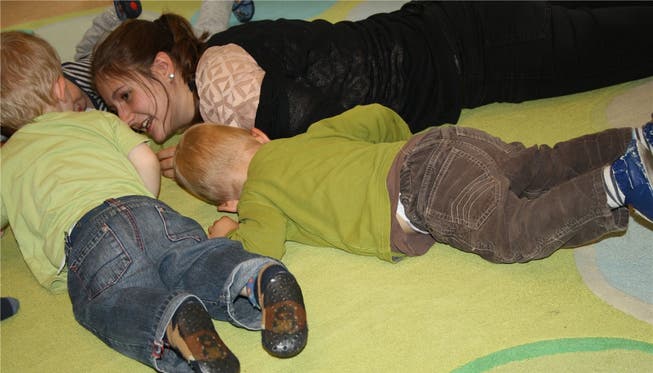 Mara Mafli vom Chinderhuus im Gönhard spielt mit Kleinkindern auf dem Boden.