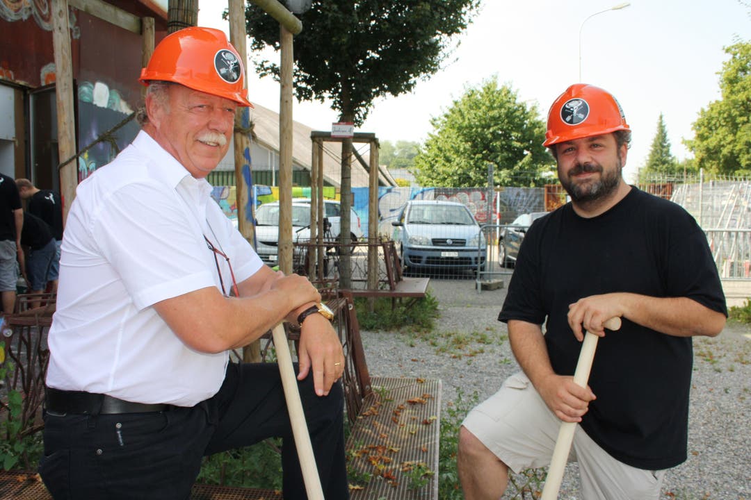 Rolf Studer und Pipo Kofmehl nehmen im Augsust 2012 den Bau der Lärmschutzwand in Angriff