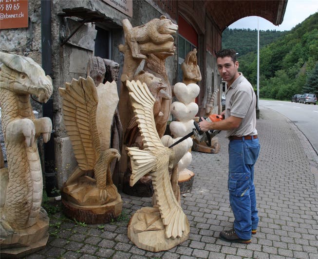 Stolz präsentiert Felix Kündig seine Holzskulpturen, die für ihn längst eine wichtige Einnahmequelle sind.