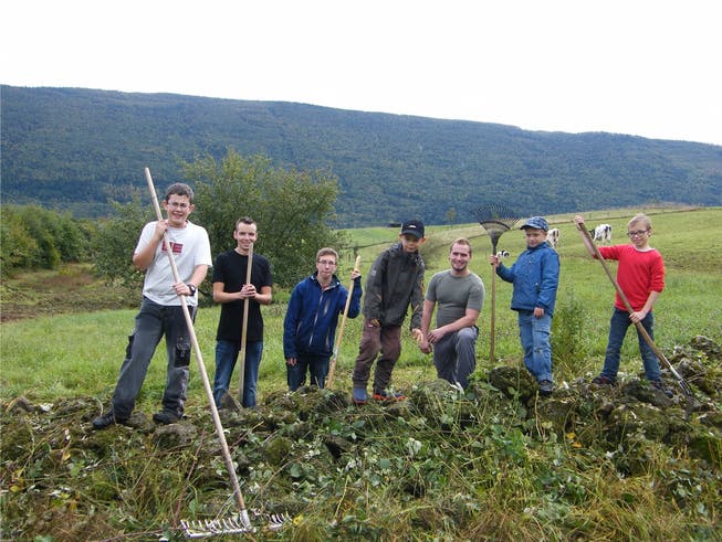 Jugendliche und Kinder von der Pfadi Laupersdorf sind im Gebiet beim Rütiweiher im Einsatz.