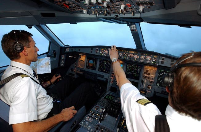 Zwei Swiss-Piloten in einem Airbus A340. (Archiv)