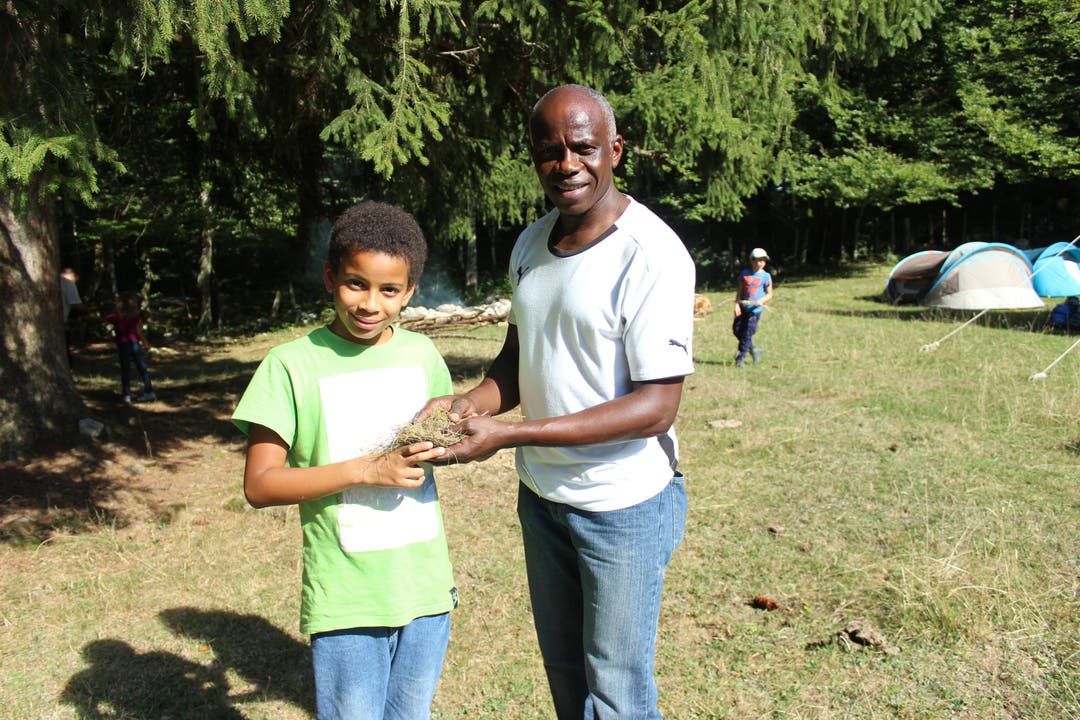 Vater Christophe Marti und Sohn Elia haben fürs Feuermachen trockenes Gras gesammelt