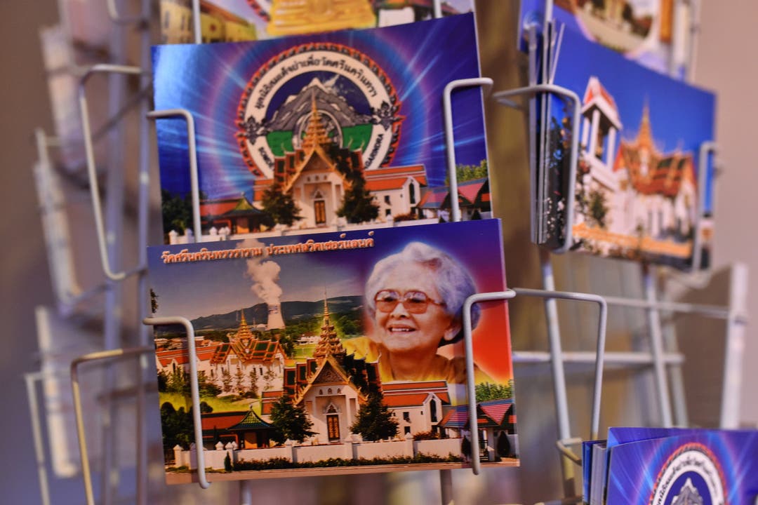Postkarten mit dem Sujet des Buddhistischen Tempels Gretzenbach und mit dem Portrait der thailändischen Königin