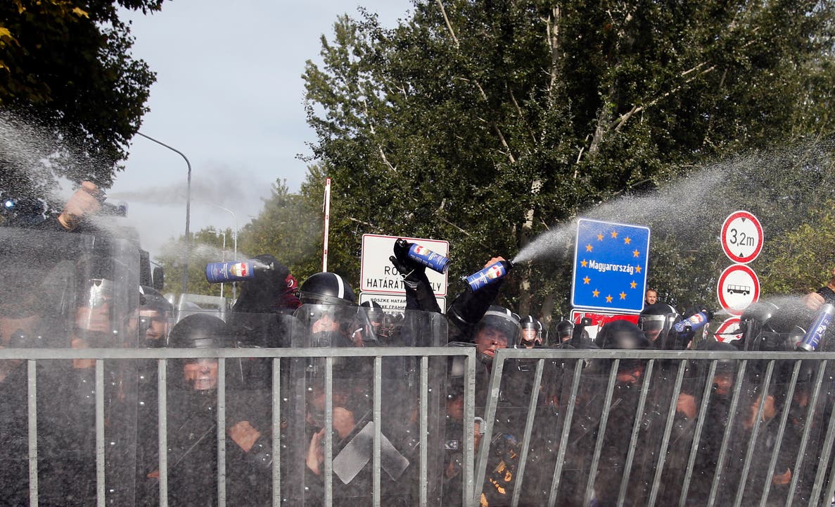 Ungarn geht mit Wasserwerfer und Tränengas gegen Flüchtlinge vor