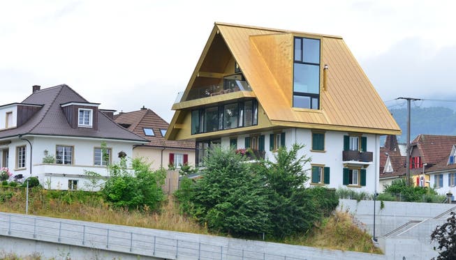 Noch überstrahlt das Goldene Dach die Häuser im Hinteren Steinacker von Olten.