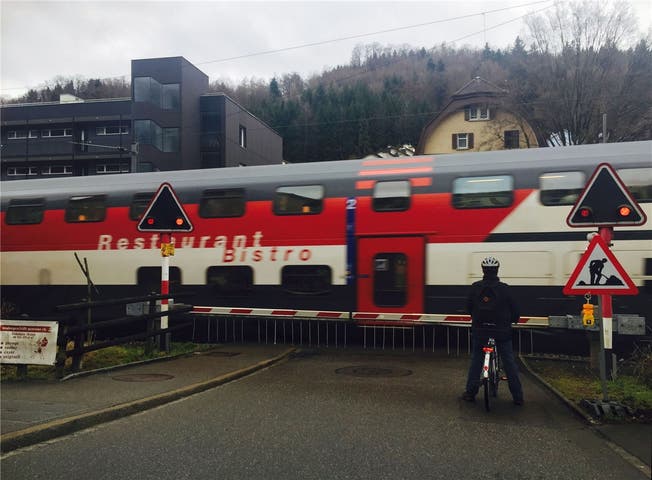 Wegen der Bauarbeiten am Heitersbergtunnel fahren am Wochenende auch Personenzüge durch die ehemalige Nationalbahnstrecke im Badener Quartier Meierhof.pah