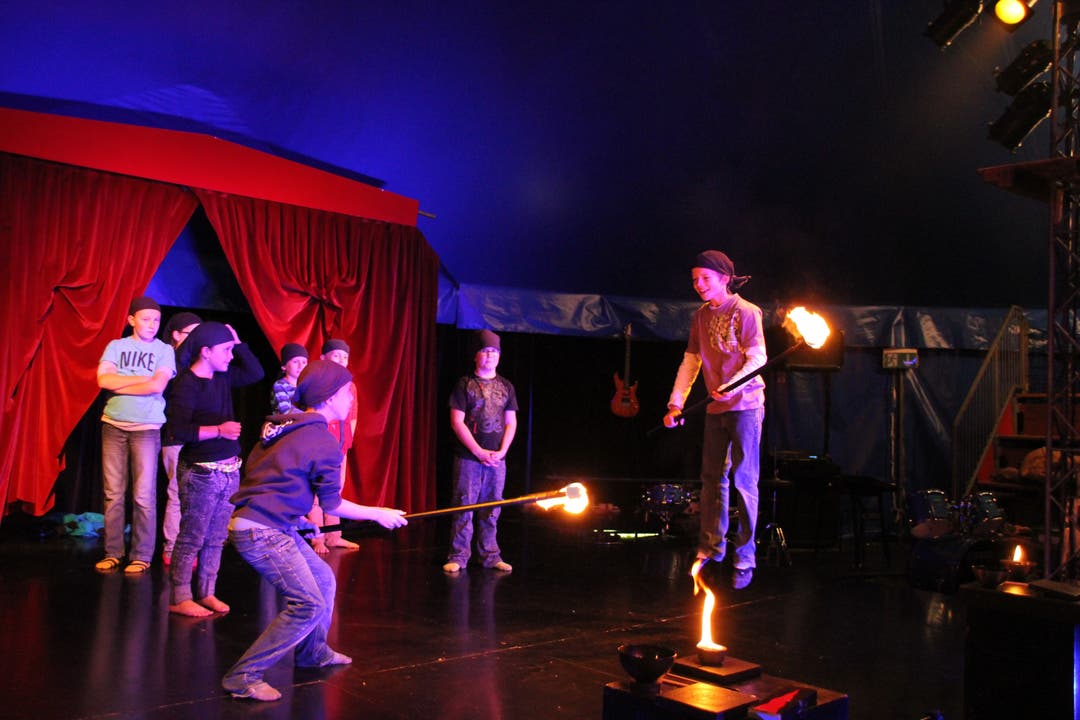 Kinder proben ihre Auftritte im Zirkus Wunderplunder