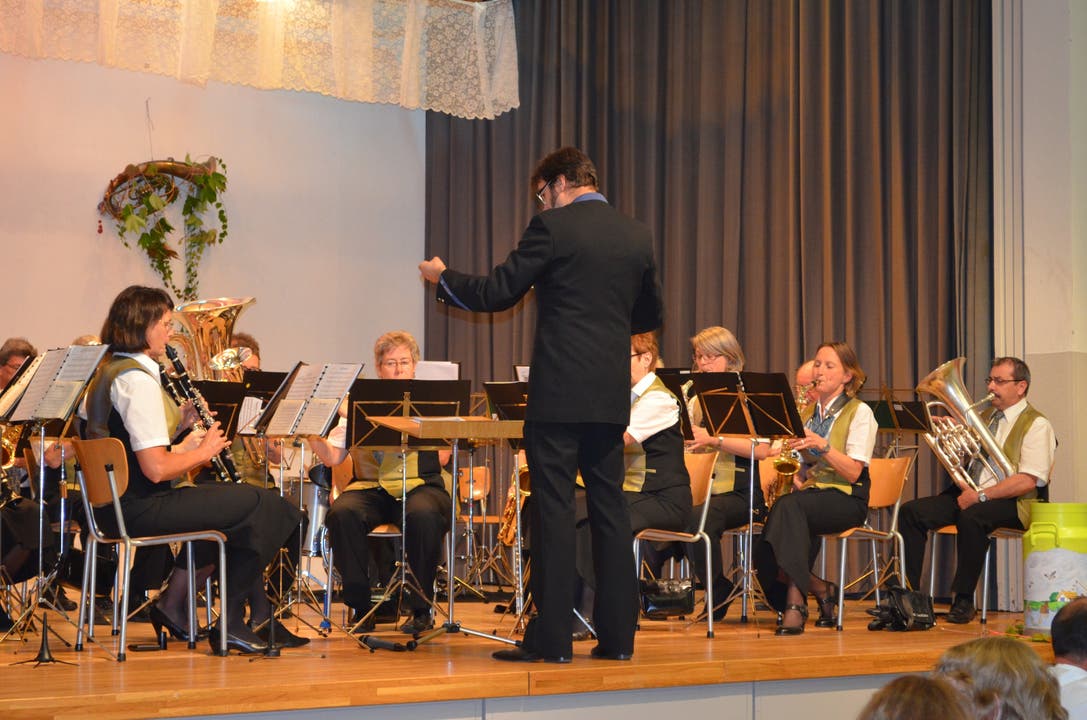 Die MG Lauffohr spielt unter der Leitung von Tobias Zwicky südamerikanische Rhythmen.