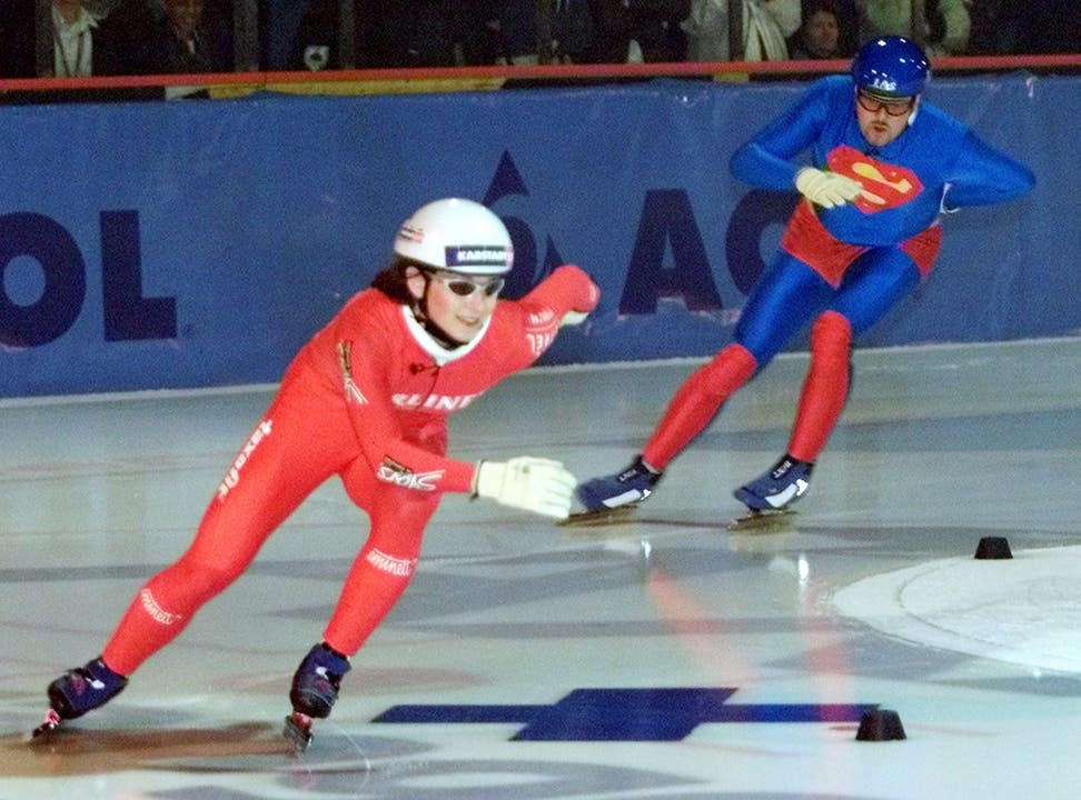 Im April 2002 gewann Stefan Raab das Rennen im Eisschnelllauf gegen Olympiasiegerin Claudia Pechstein.
