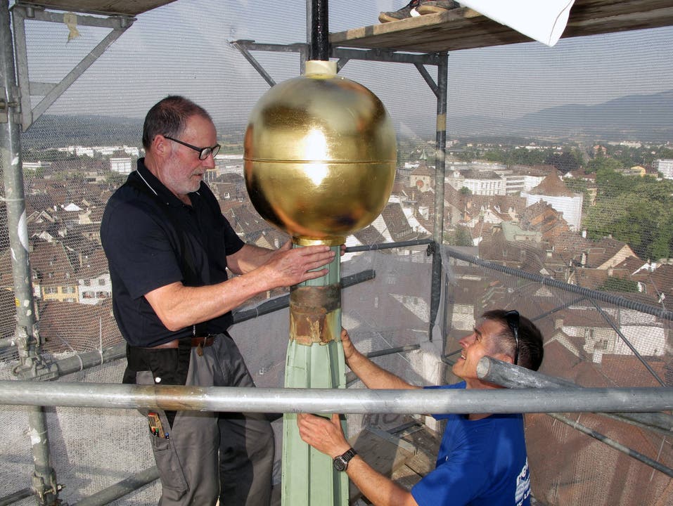 Frisch vergoldete Kugel wird auf Solothurner Rathaus montiert