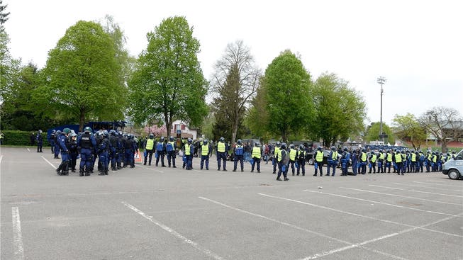 Die Polizeikräfte kesselten die Fans des FC Zürich beim Spiel vom Samstag in Aarau auf dem Parkplatz hinter dem Stadion Brügglifeld während mehrerer Stunden ein.