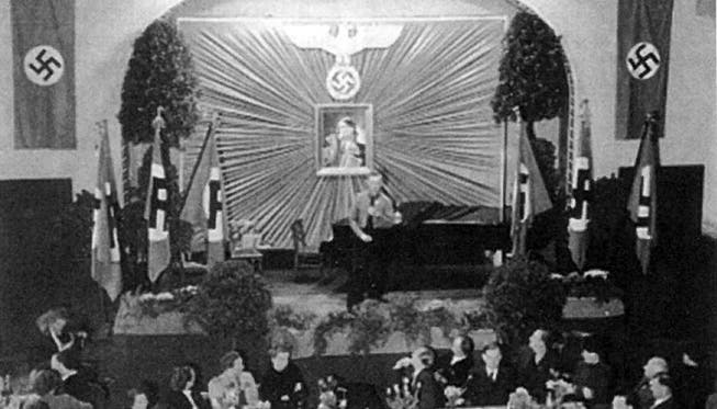 Die deutsche Kolonie in Solothurn feiert das Erntedankfest im Kleinen Konzertsaal Solothurn am 13. Oktober 1941.