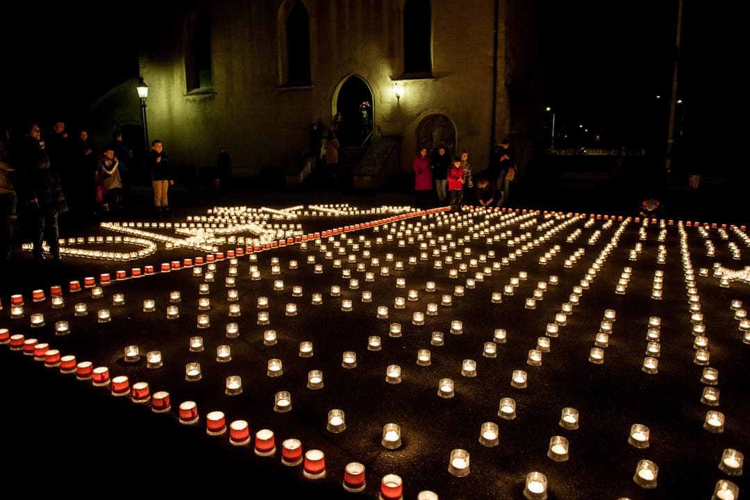 Rund 1500 Kerzen erhellen den Platz vor der Katholischen Kirche in Baden