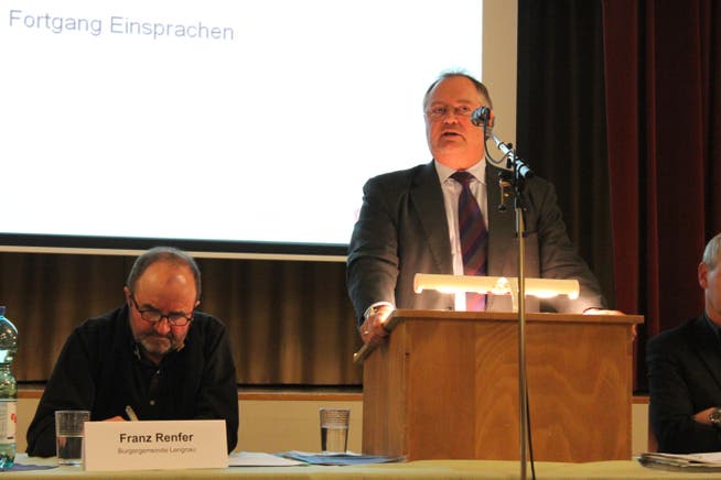 Uwe Jocham, Chef von CSL Behring Lengnau, erläutert das weitere Vorgehen, links Franz Renfer von der Burgergemeinde.