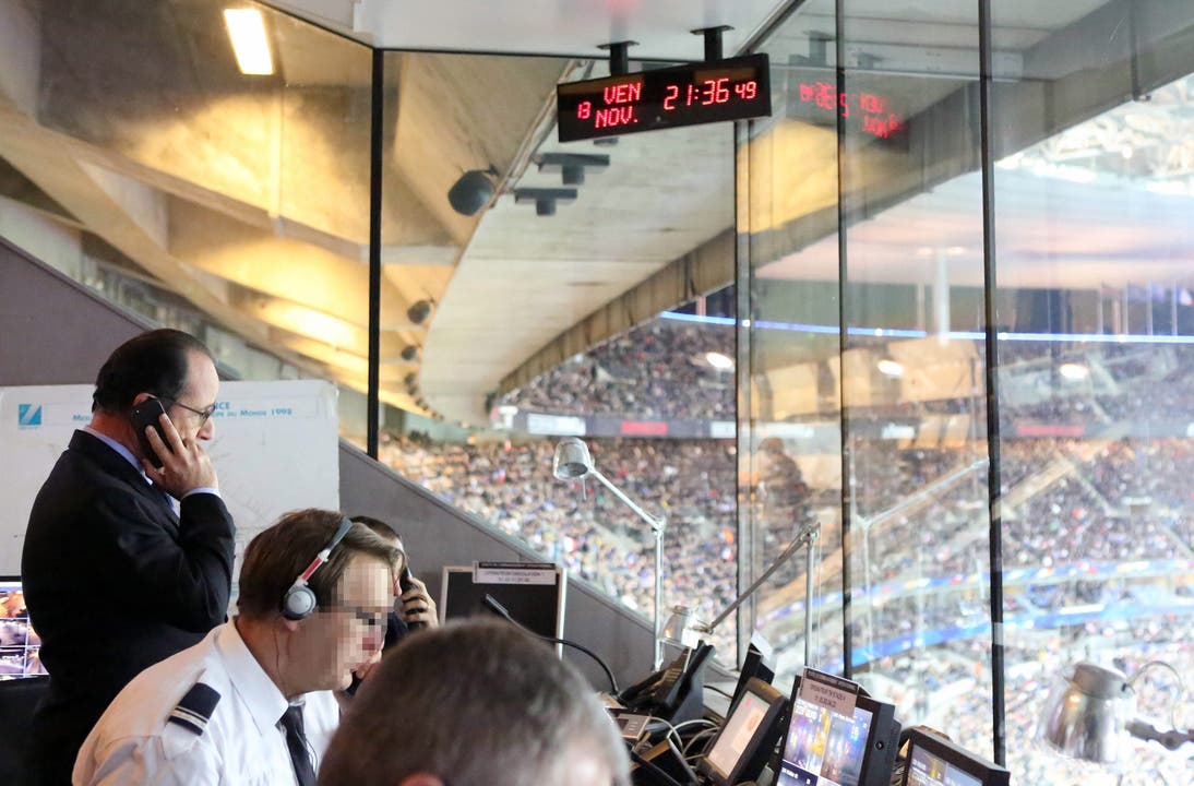 Der damalige Präsident Hollande informiert sich im Stadion über die Ereignisse in der Stadt und wird in Sicherheit gebracht. Auch ausserhalb des Stadions wurde eine Bombe gezündet.