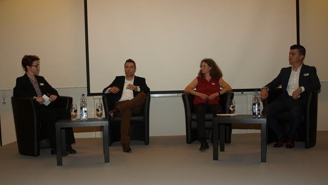 Podium mit (von links) Karin Heimann (Leitung), Patrick Schwarzentruber, Angelika Güldenstein und Nicola Di Maiuta.