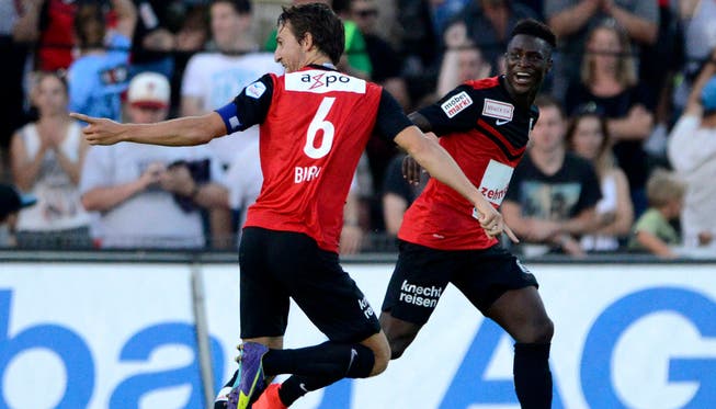 Sandro Burki (l.) bejubelt seinen Treffer zur zwischenzeitlichen 1:0-Führung im Spiel gegen den FC Wohlen zusammen mit Ridge Mobulu