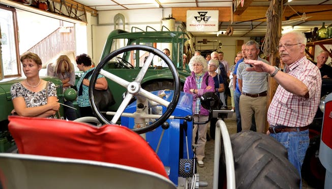 Museumsgründer Hans Hadorn weiss zu jedem Traktor die Entstehungsgeschichte. Sie sind alle fahrbereit restauriert. ES
