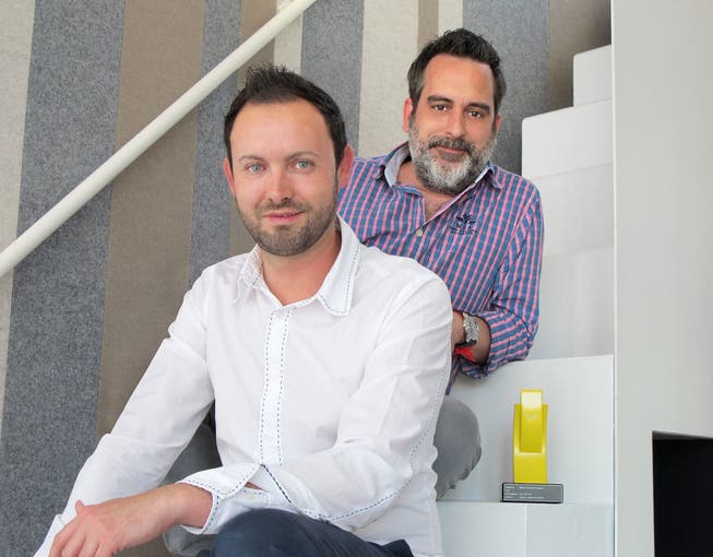André Laubacher (links) und Raphaël Surber, die beiden Managing Partner der agentur mehrwert in Baden, mit ihrer Auszeichnung.