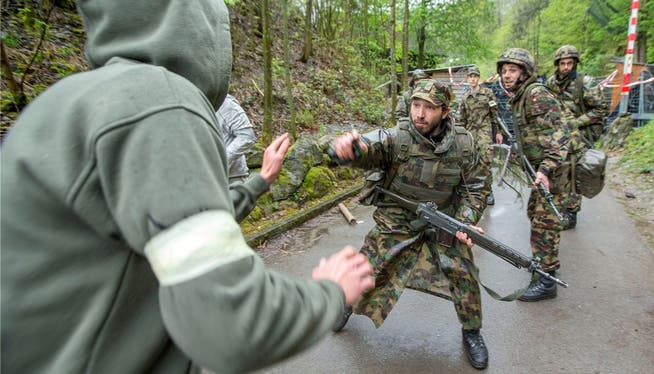 Soldaten wehren Zivilisten ab – das könnte laut Armee eintreten, wenn Europa auseinanderbricht (Foto von der Übung «Zephyr» in der Zentralschweiz).