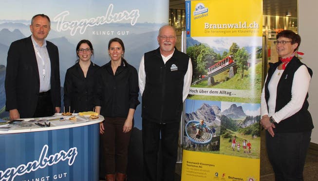 Der Schlieremer Standortförderer und Schlierefäscht-Sponsoringchef Albert Schweizer mit Vertreterinnen und Vertretern der beiden Gastregionen des Schlierefäscht 2015, Toggenburg und Braunwald.