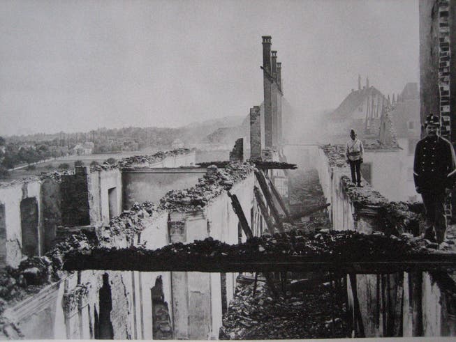 Historisches Dokument: Feuerwehrleute auf der Ruine nach der verheerenden Feuersbrunst 1889 in Muri.