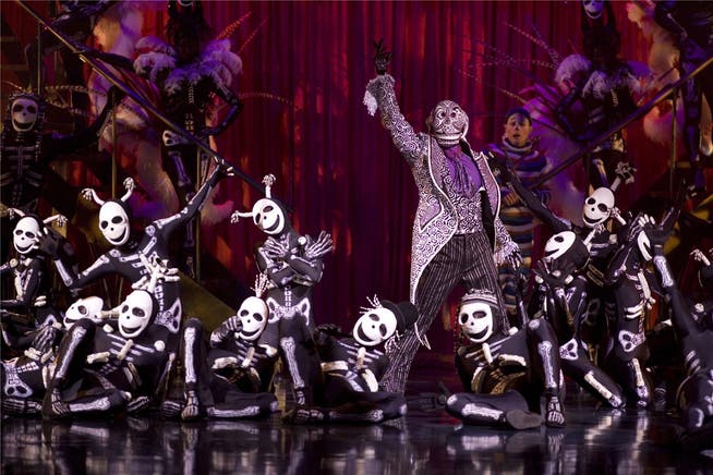 Der Tanz der Skelette im bald auch in der Schweiz laufenden Programm «Kooza» des Cirque du Soleil. Skurrile, liebenswerte und angsteinflössende Figuren wechseln sich ab. OSA Images
