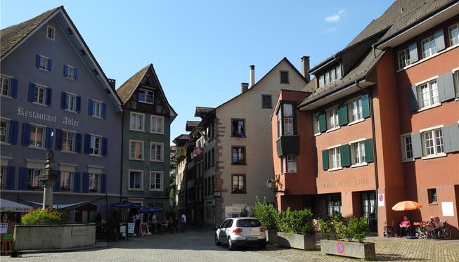 Im Gebäude des ehemaligen Hotels Roter Löwe (rechts), mitten in der Laufenburger Altstadt, ist das Grundbuchamt derzeit beheimatet. Ob Laufenburg auch nach 2016 noch ein Grundbuchamt hat, ist momentan offen.