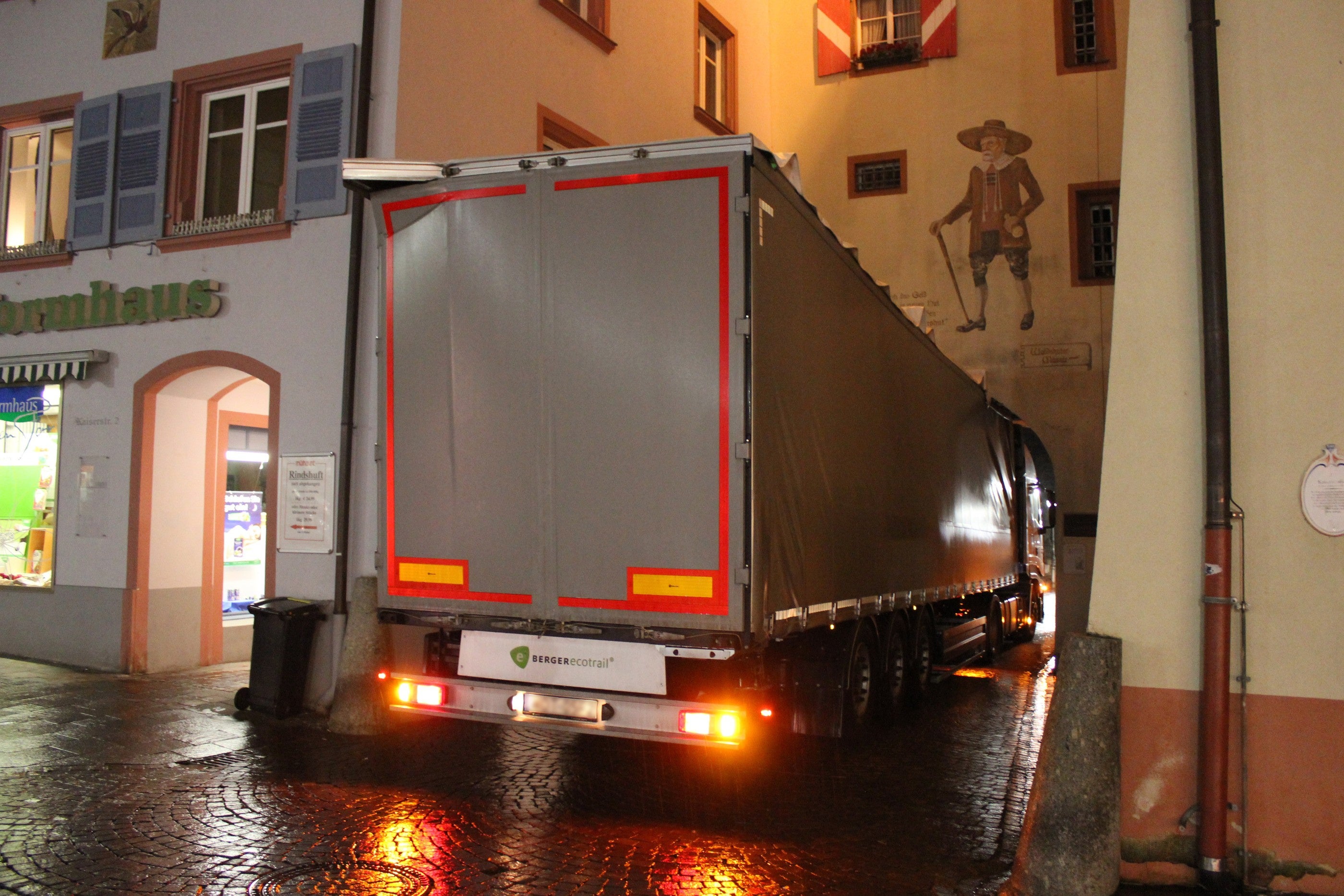 Bildstrecke - Lastwagen Steckt Im Oberen Tor In Waldshut Fest