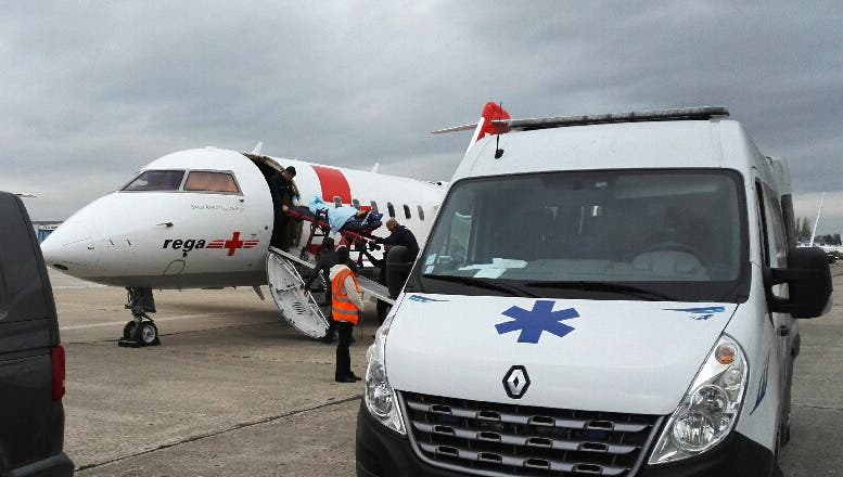 Die bei den Terroranschlägen von Paris schwer verletzte Schweizerin wird am Montag in einen Jet der Rega geladen.