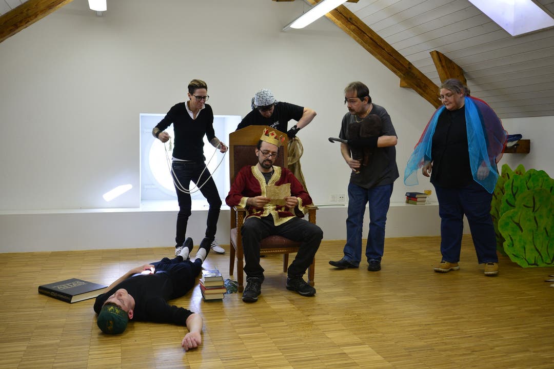 Theaterprobe in der Solodaris mit Menschen mit Behinderung und Betreuern