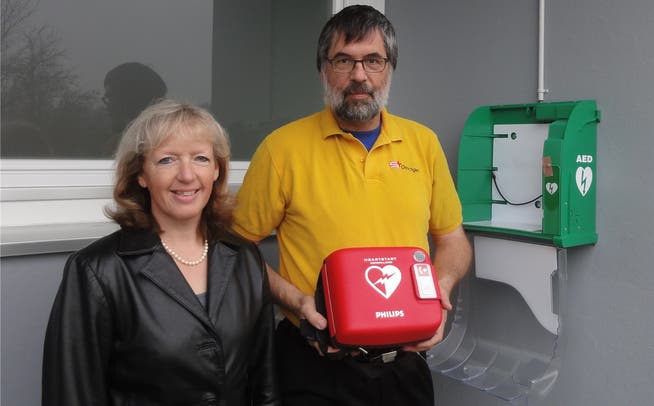 Frau Vizeammann Gabriele Wiese und Beni Laim vom Samariterverein beim öffentlich zugänglichen Defibrillator.