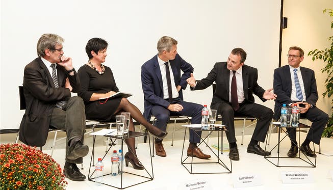 Diskutierten angeregt, ohne anzuecken (v.l.): Roberto Zanetti (SP), Marianne Meister (FDP), Rolf Schmid (Moderator), Walter Wobmann (SVP) und Pirmin Bischof (CVP).