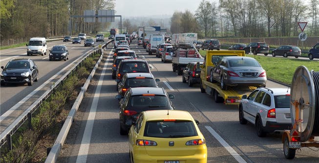 Stau auf der Autobahn A1 bei Luterbach: Die Autobahn soll auf sechs Spuren ausgebaut werden. Dieser soll aber umweltverträglich geschehen, wird gefordert.