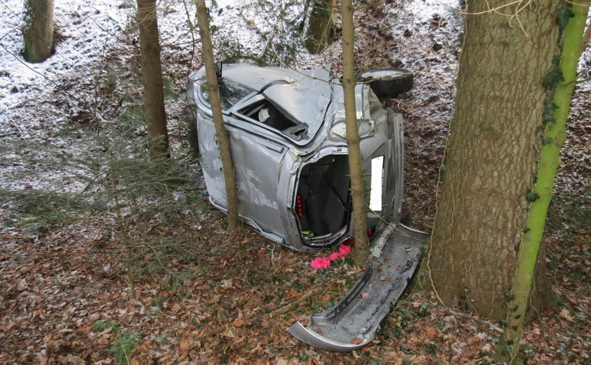 Am Sonntagmorgen kam eine 19-jährige Autofahrerin kurz vor Birrhard von der Strasse ab und geriet mit ihrem Fahrzeug eine Böschung hinunter.